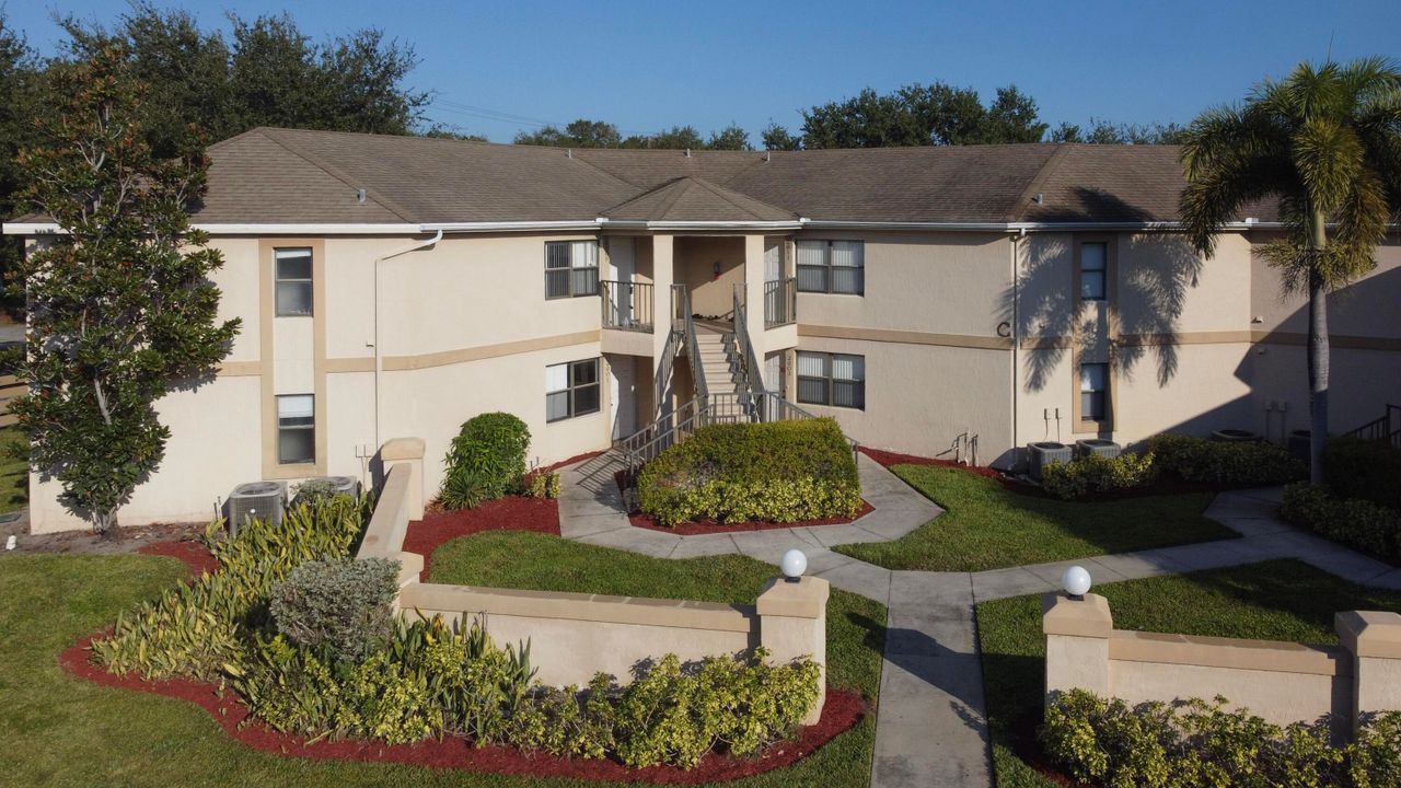 出租: $1,700 (2 贝兹, 2 浴室, 1000 平方英尺)