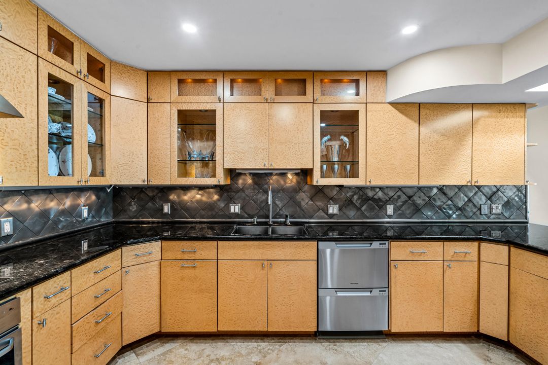 В аренду: $8,000 (2 спален, 2 ванн, 2300 Квадратных фут)