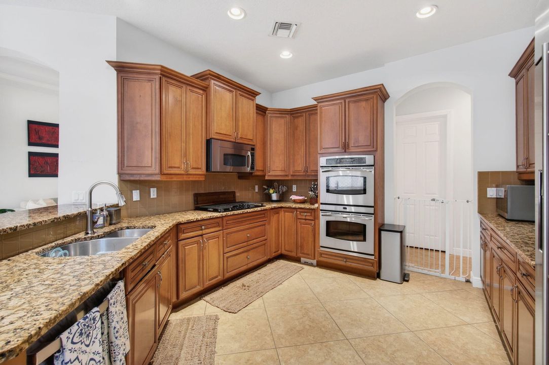 For Sale: $1,425,000 (5 beds, 4 baths, 3500 Square Feet)