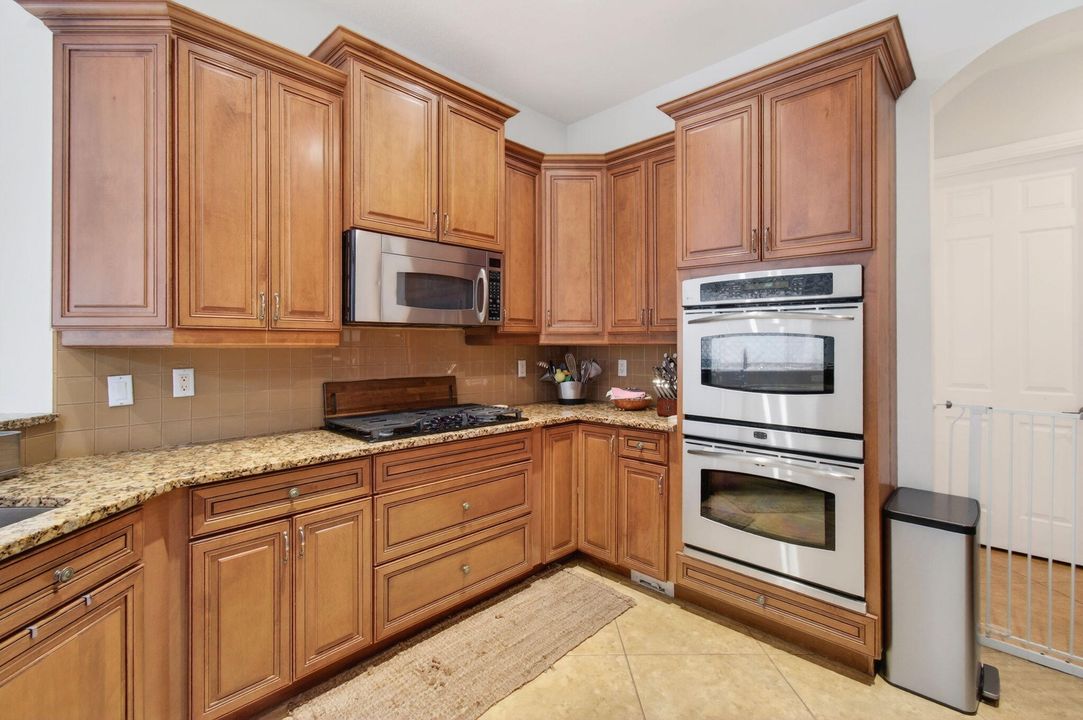 For Sale: $1,425,000 (5 beds, 4 baths, 3500 Square Feet)