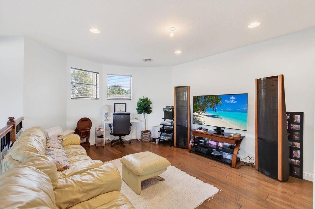 For Sale: $1,425,000 (5 beds, 4 baths, 3500 Square Feet)