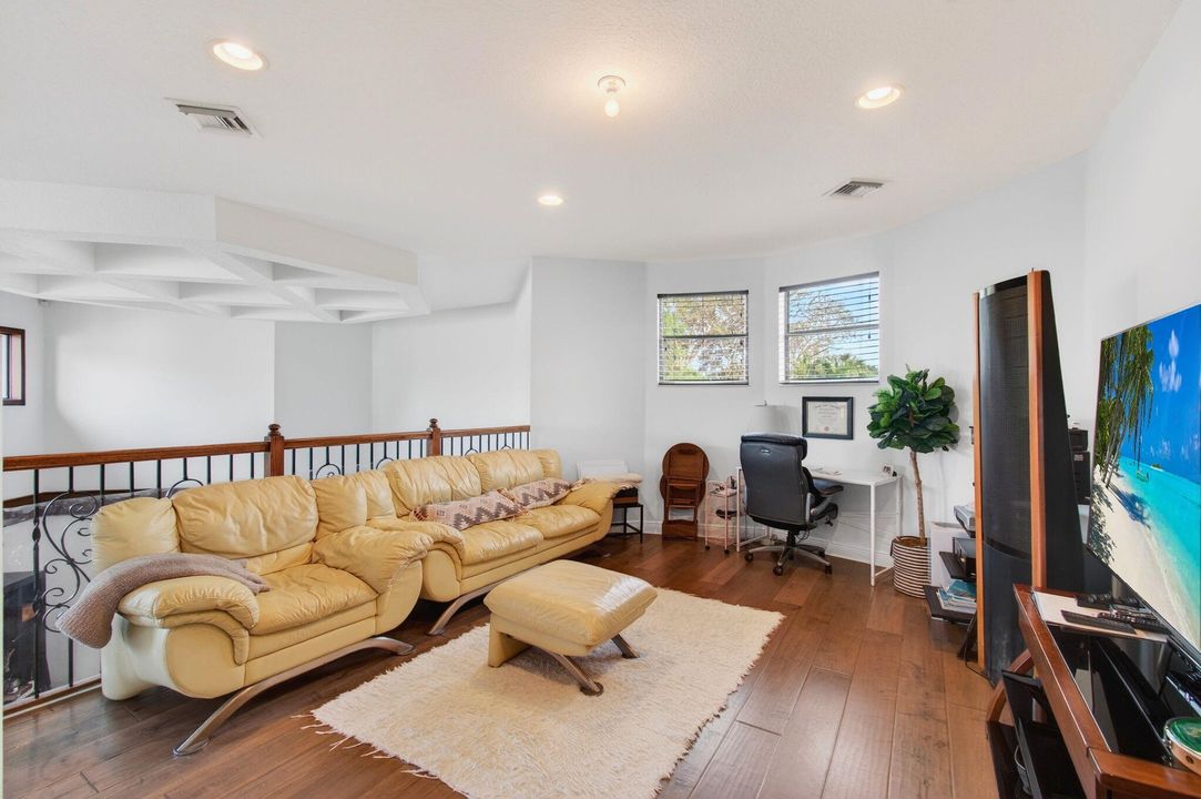 For Sale: $1,425,000 (5 beds, 4 baths, 3500 Square Feet)