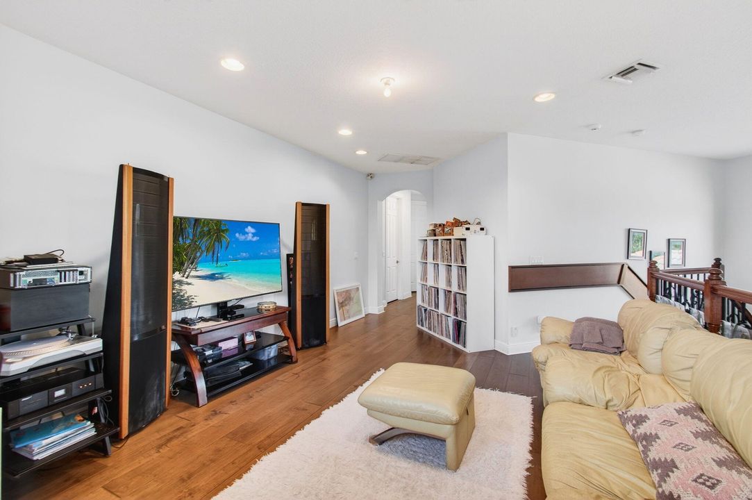 For Sale: $1,425,000 (5 beds, 4 baths, 3500 Square Feet)