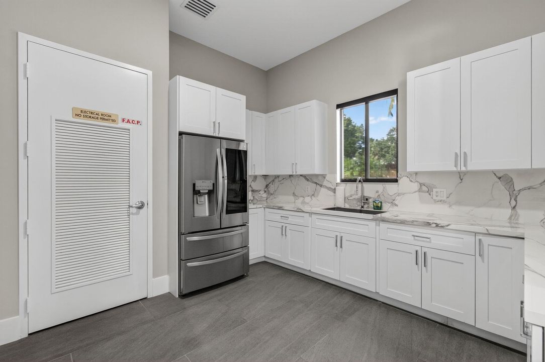 For Sale: $1,425,000 (5 beds, 4 baths, 3500 Square Feet)