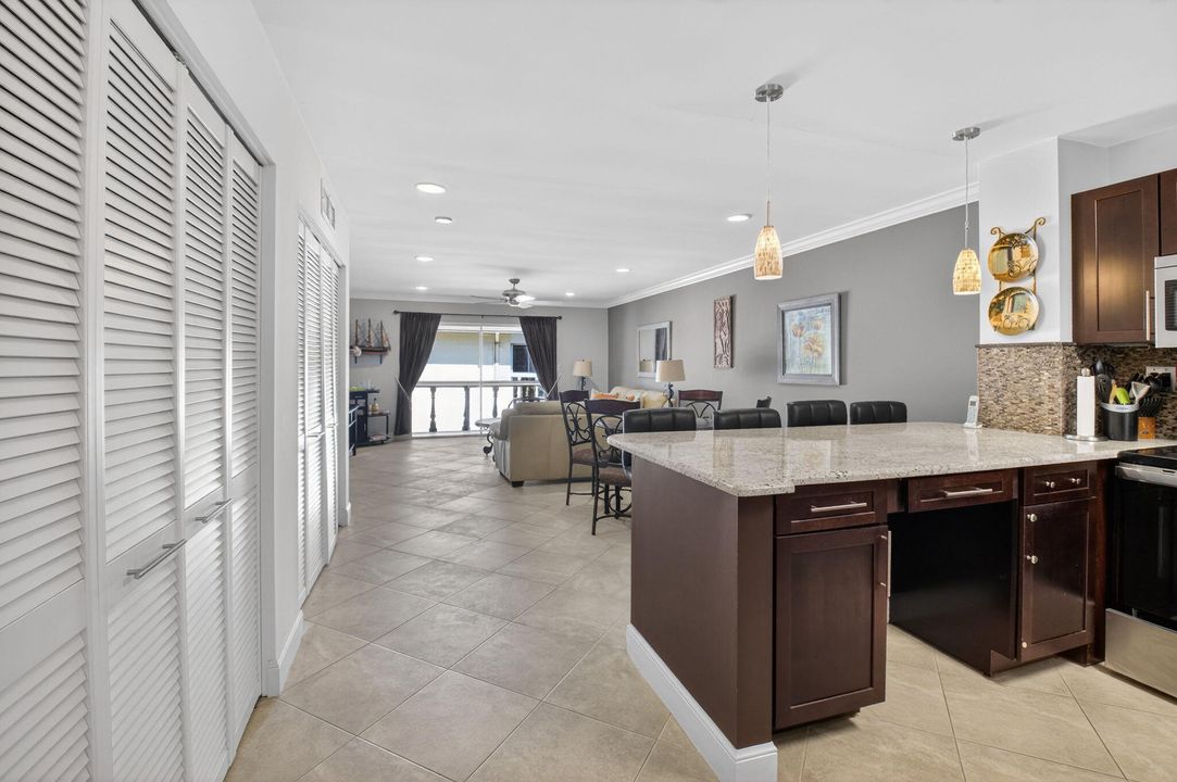 待售: $479,000 (1 贝兹, 1 浴室, 812 平方英尺)