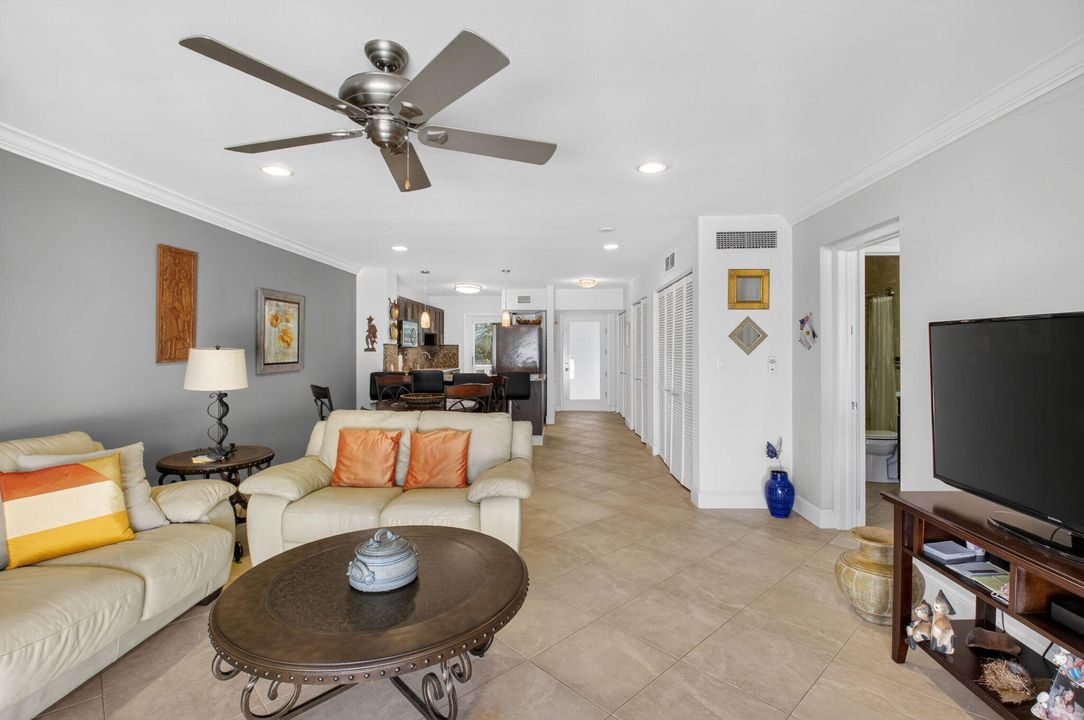 待售: $479,000 (1 贝兹, 1 浴室, 812 平方英尺)