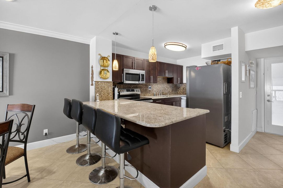 待售: $479,000 (1 贝兹, 1 浴室, 812 平方英尺)