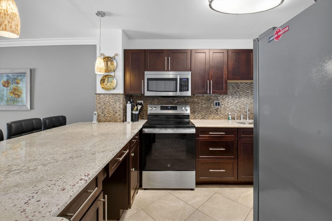 待售: $479,000 (1 贝兹, 1 浴室, 812 平方英尺)