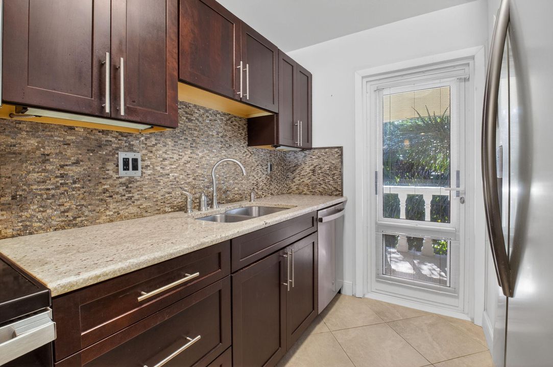 待售: $479,000 (1 贝兹, 1 浴室, 812 平方英尺)