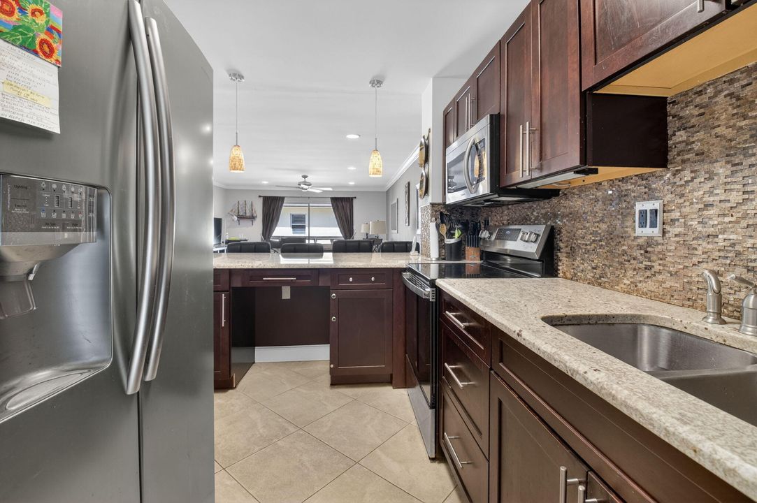 待售: $479,000 (1 贝兹, 1 浴室, 812 平方英尺)