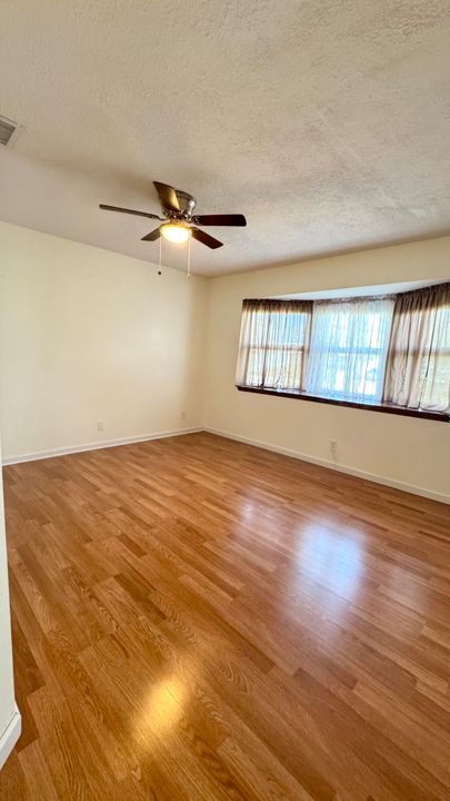 出租: $3,750 (4 贝兹, 2 浴室, 1358 平方英尺)