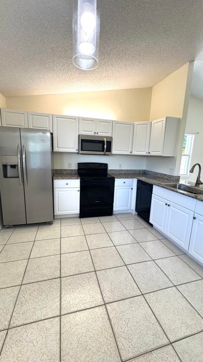 出租: $3,750 (4 贝兹, 2 浴室, 1358 平方英尺)