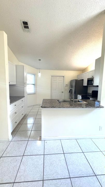 出租: $3,750 (4 贝兹, 2 浴室, 1358 平方英尺)