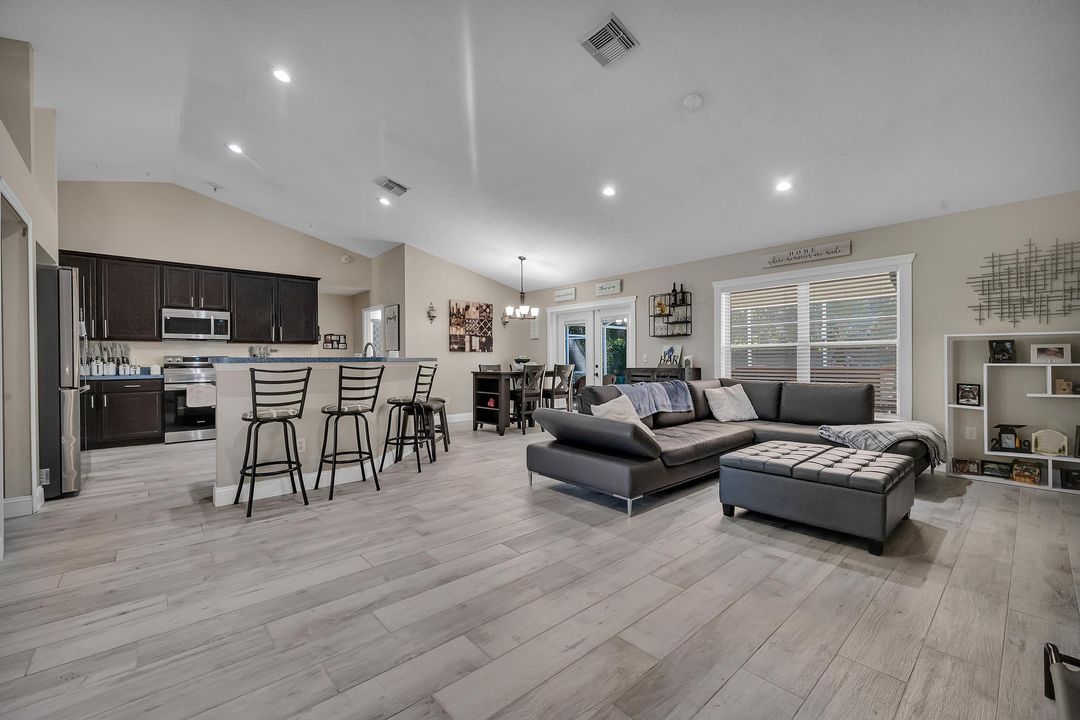 En Venta: $439,900 (3 camas, 2 baños, 2006 Pies cuadrados)