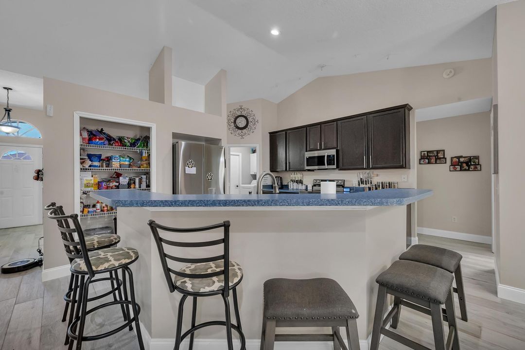 En Venta: $439,900 (3 camas, 2 baños, 2006 Pies cuadrados)