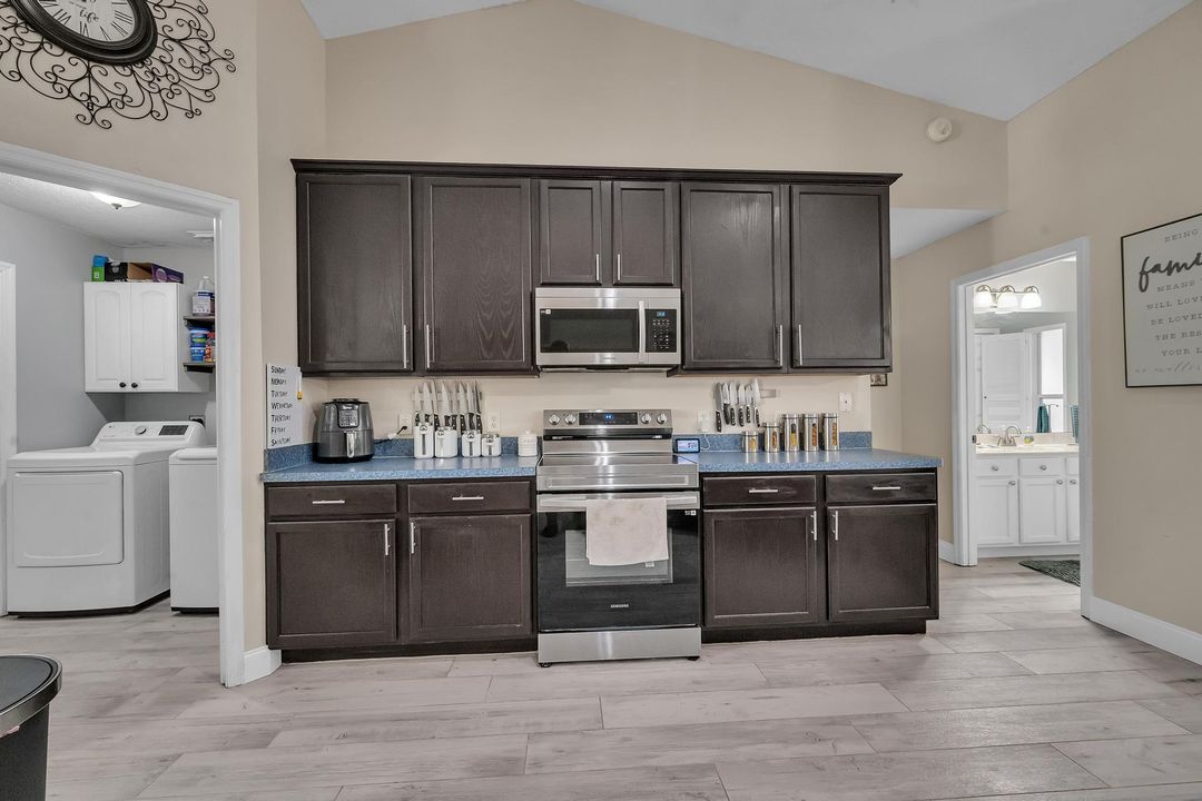 En Venta: $439,900 (3 camas, 2 baños, 2006 Pies cuadrados)