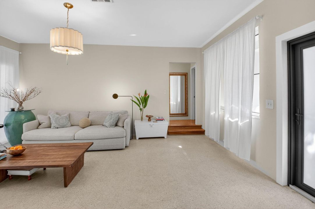 待售: $979,850 (2 贝兹, 2 浴室, 1223 平方英尺)