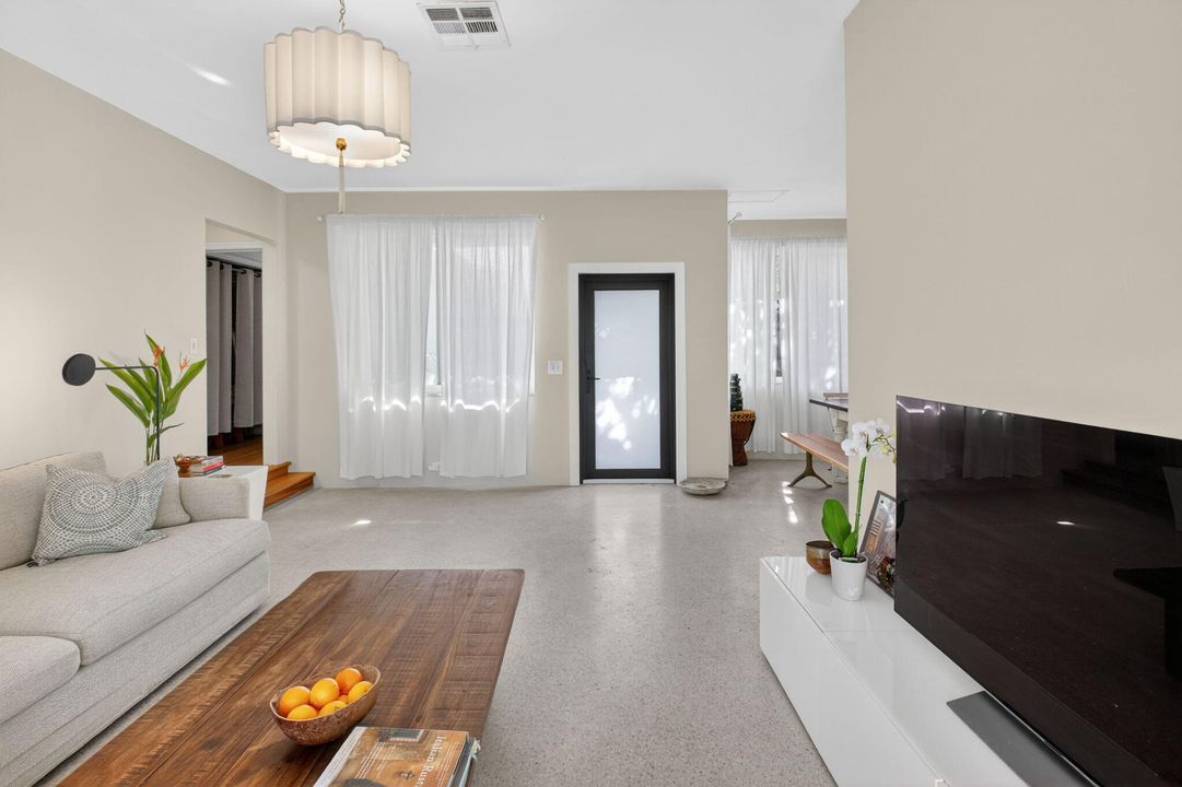 待售: $979,850 (2 贝兹, 2 浴室, 1223 平方英尺)