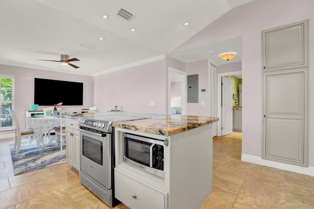 For Sale: $775,000 (2 beds, 2 baths, 1254 Square Feet)