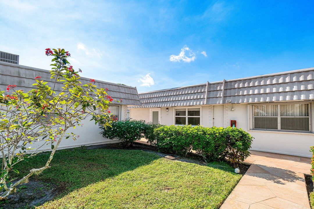 For Sale: $184,000 (2 beds, 2 baths, 883 Square Feet)