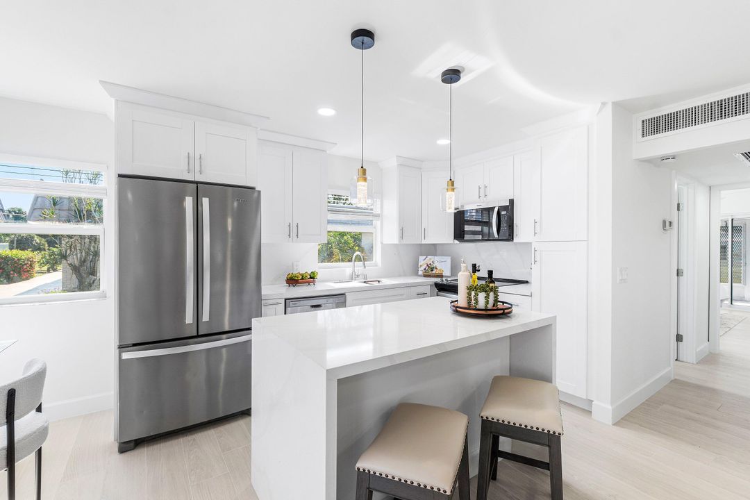 For Sale: $184,000 (2 beds, 2 baths, 883 Square Feet)