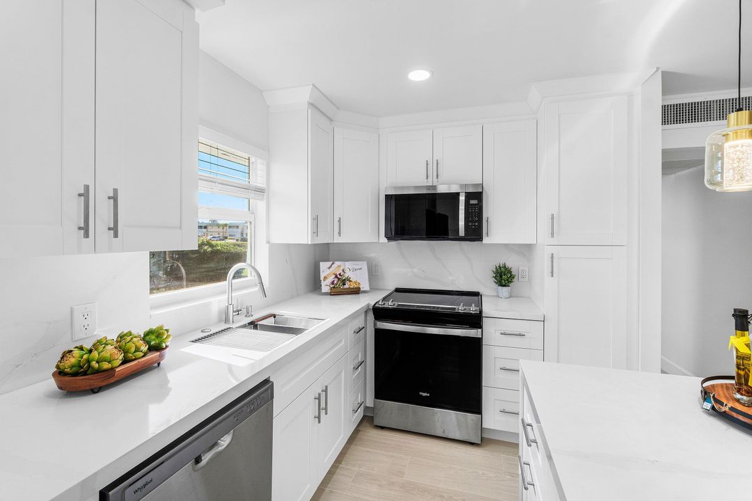 For Sale: $184,000 (2 beds, 2 baths, 883 Square Feet)