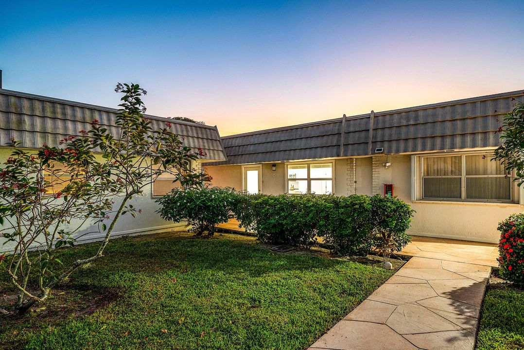 For Sale: $184,000 (2 beds, 2 baths, 883 Square Feet)