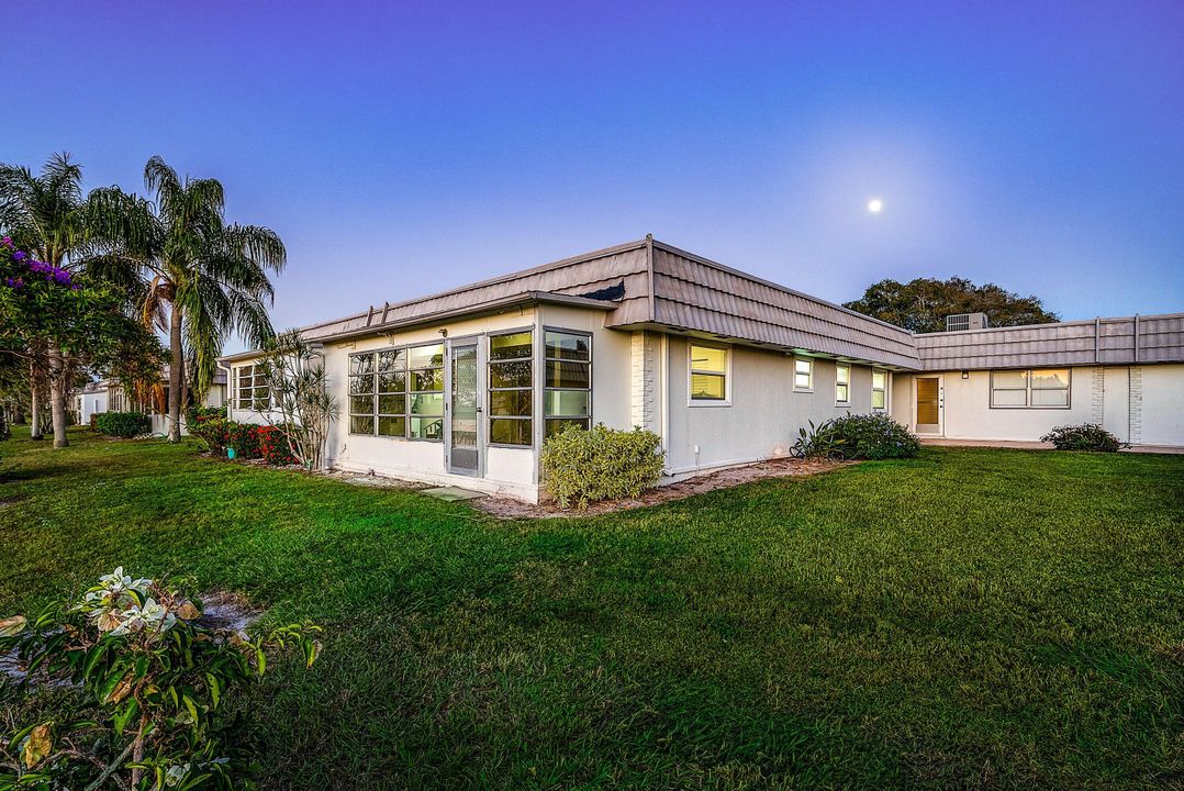 For Sale: $184,000 (2 beds, 2 baths, 883 Square Feet)