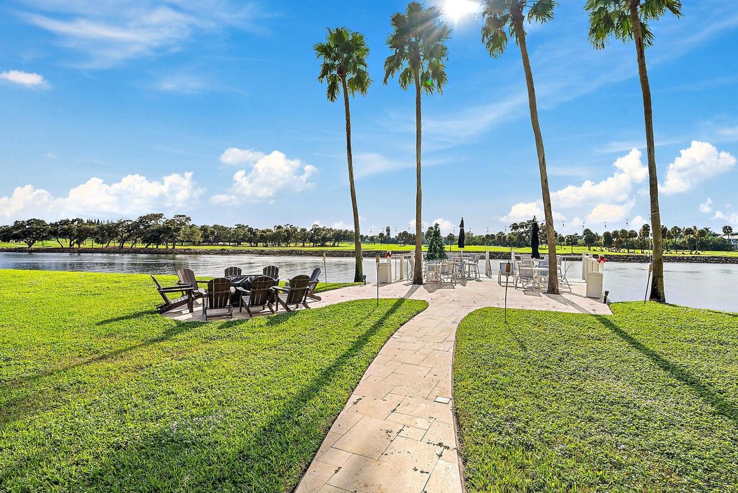 For Rent: $3,000 (2 beds, 2 baths, 1368 Square Feet)