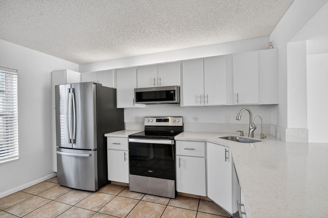 待售: $329,000 (2 贝兹, 2 浴室, 1195 平方英尺)