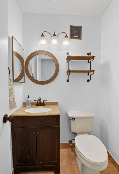 待售: $329,000 (2 贝兹, 2 浴室, 1195 平方英尺)