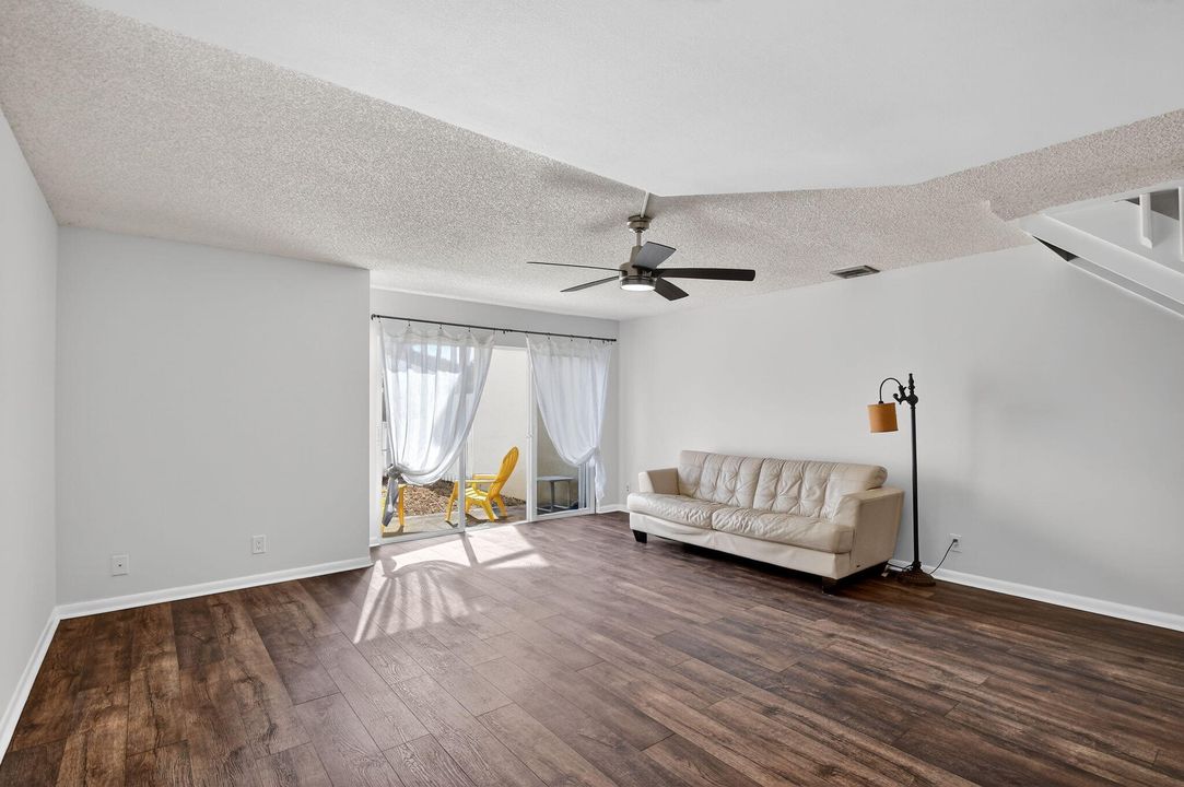 待售: $329,000 (2 贝兹, 2 浴室, 1195 平方英尺)