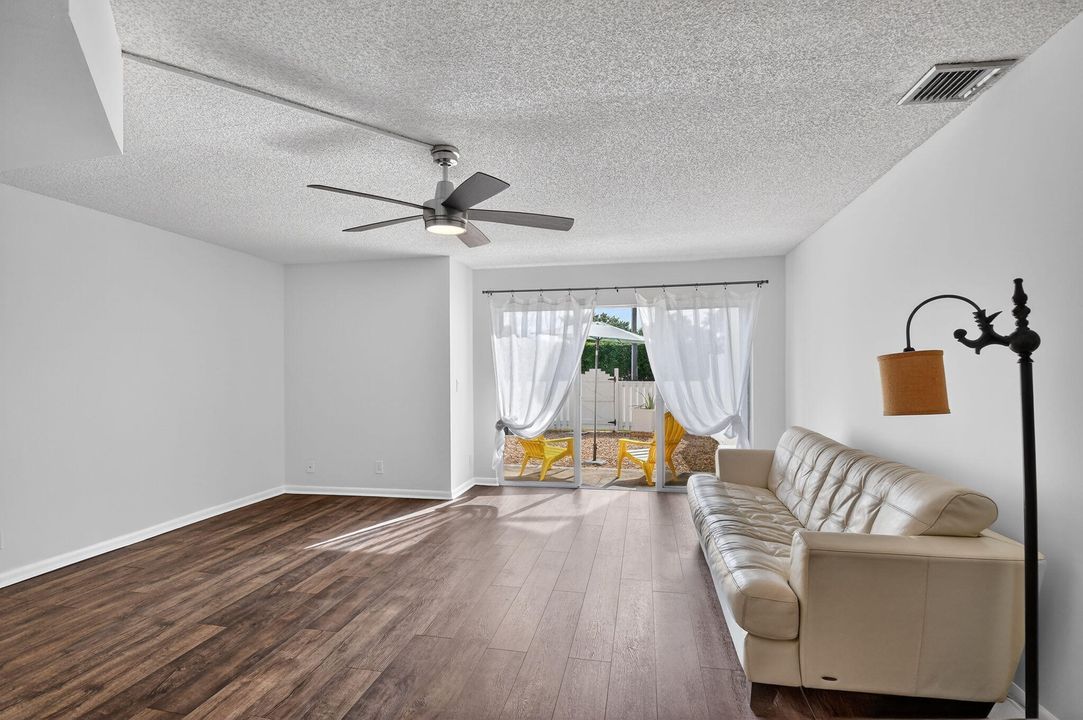 待售: $329,000 (2 贝兹, 2 浴室, 1195 平方英尺)