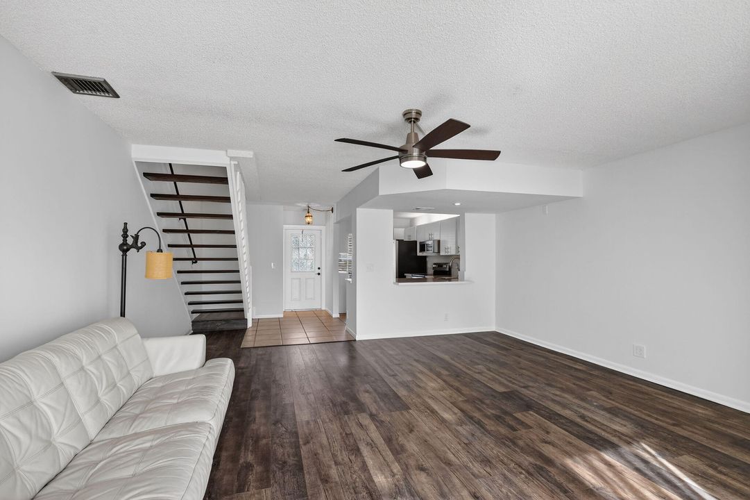 待售: $329,000 (2 贝兹, 2 浴室, 1195 平方英尺)