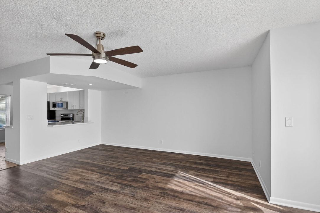 待售: $329,000 (2 贝兹, 2 浴室, 1195 平方英尺)