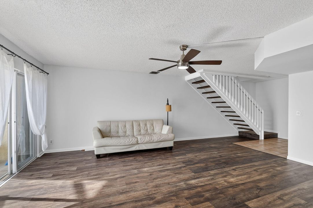 待售: $329,000 (2 贝兹, 2 浴室, 1195 平方英尺)