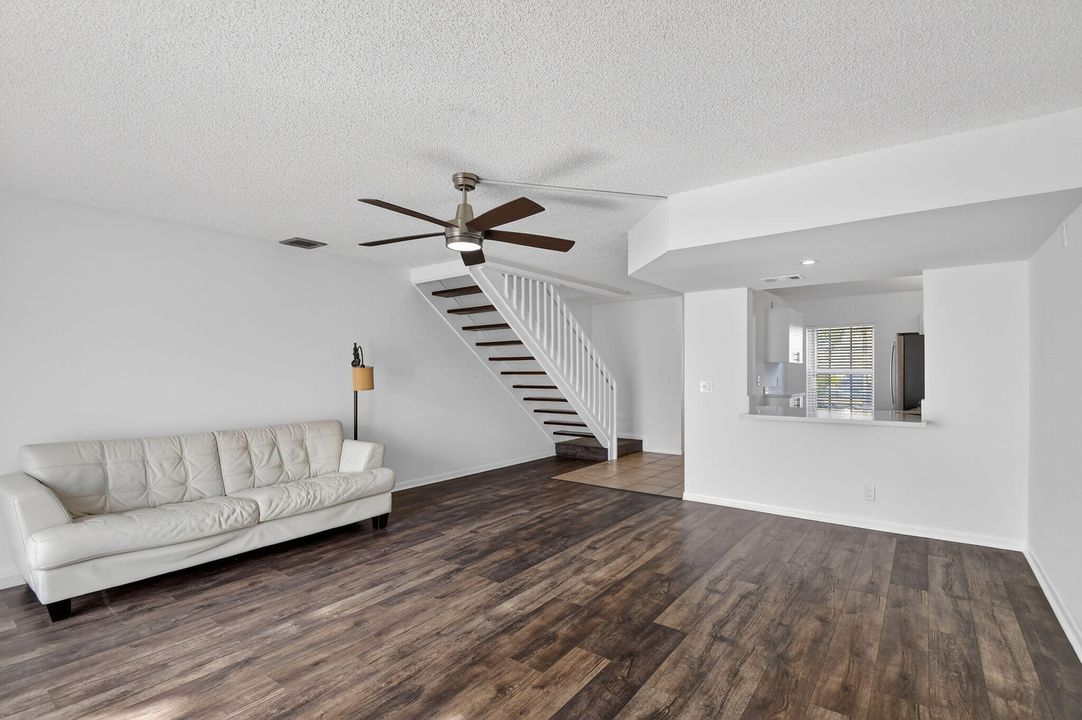 待售: $329,000 (2 贝兹, 2 浴室, 1195 平方英尺)