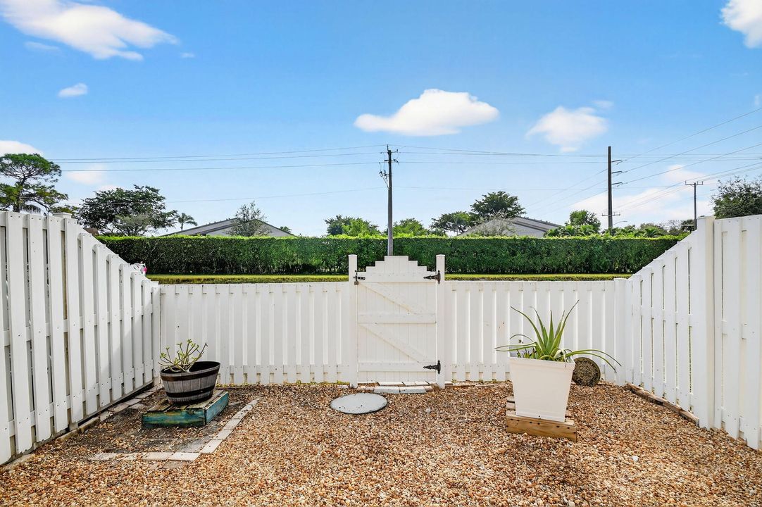 待售: $329,000 (2 贝兹, 2 浴室, 1195 平方英尺)