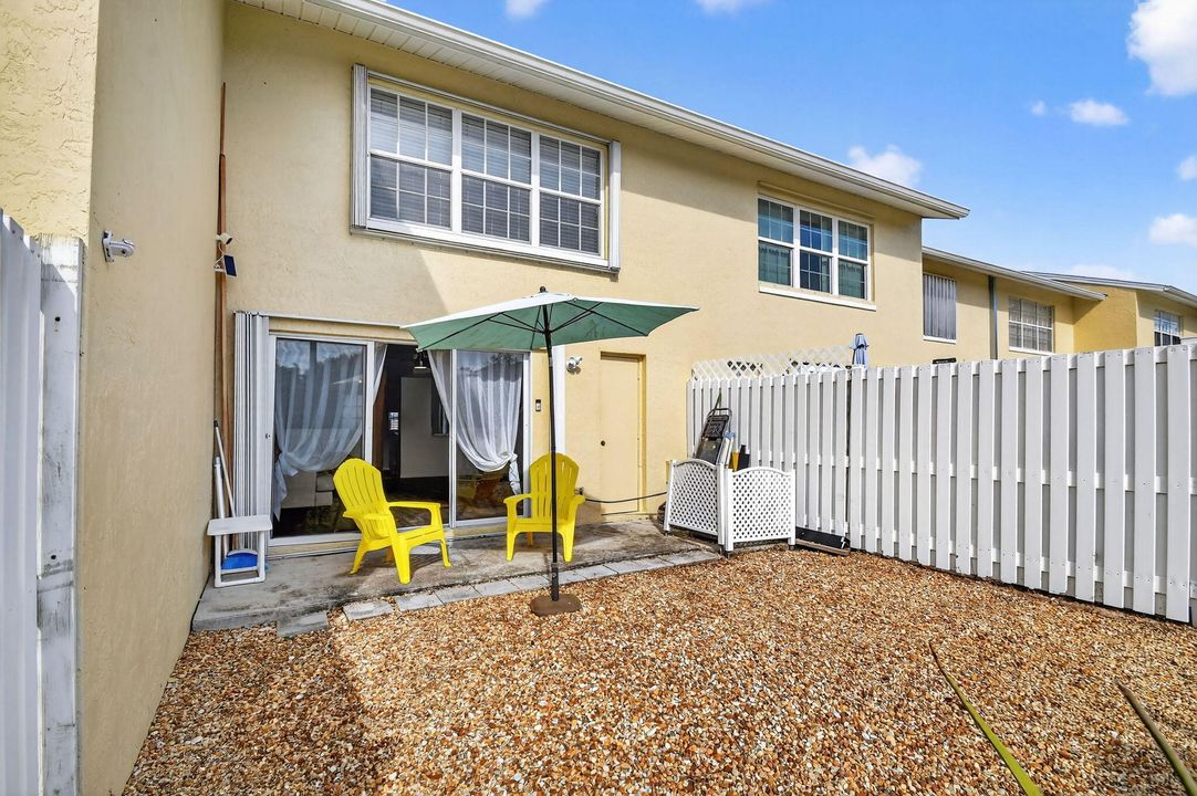 待售: $329,000 (2 贝兹, 2 浴室, 1195 平方英尺)