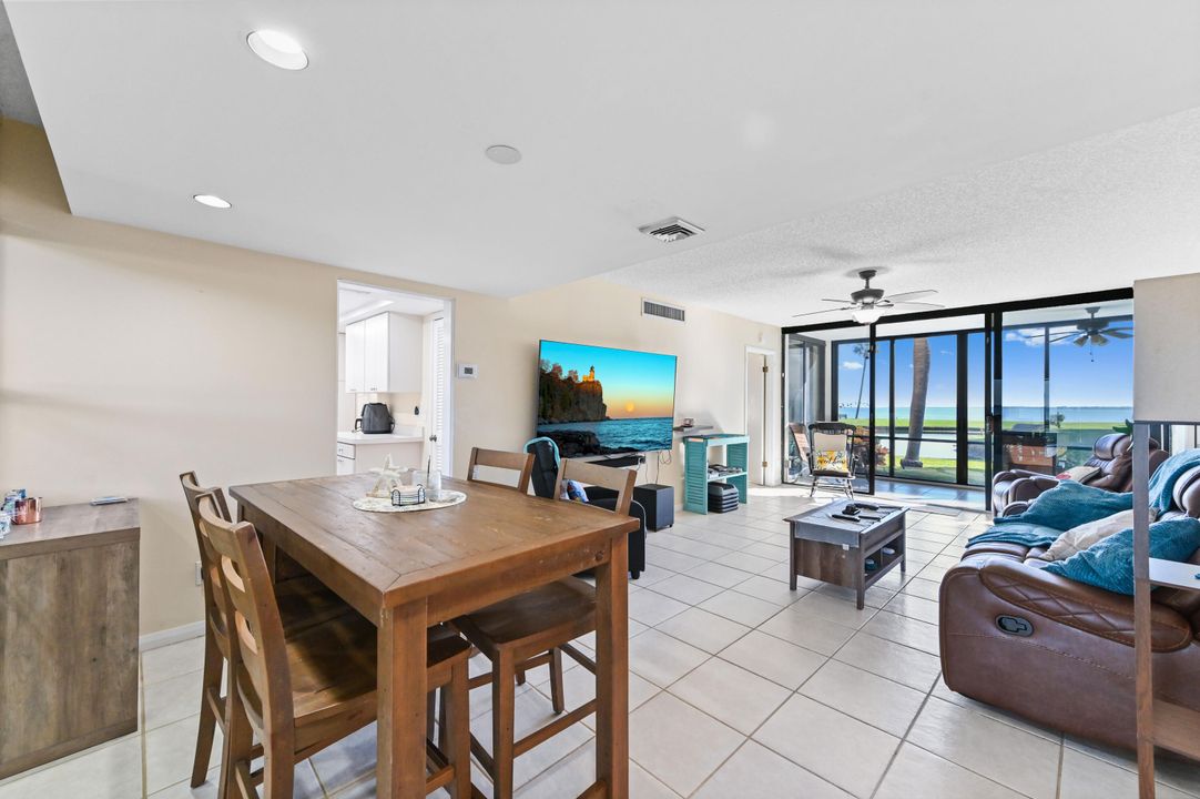 En Venta: $329,900 (2 camas, 2 baños, 1102 Pies cuadrados)