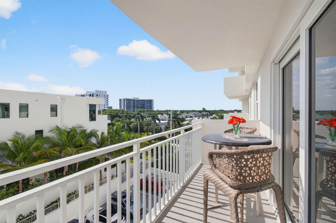 На продажу: $795,000 (2 спален, 2 ванн, 1100 Квадратных фут)