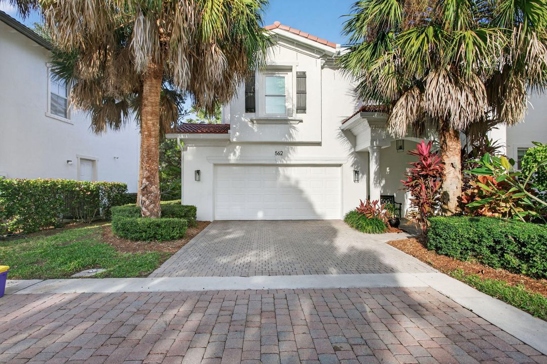 En Venta: $998,000 (3 camas, 2 baños, 2027 Pies cuadrados)