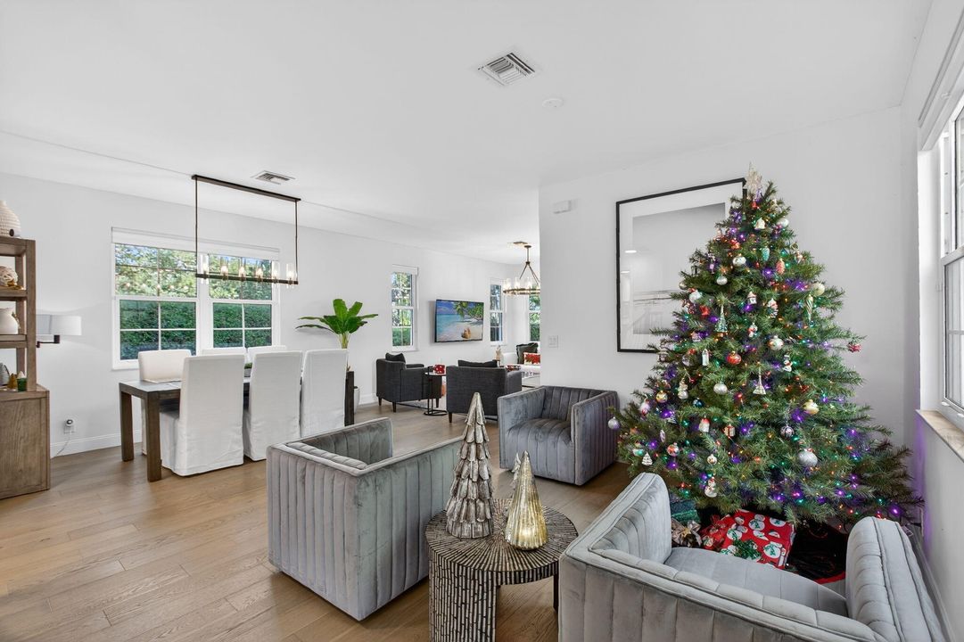 En Venta: $998,000 (3 camas, 2 baños, 2027 Pies cuadrados)