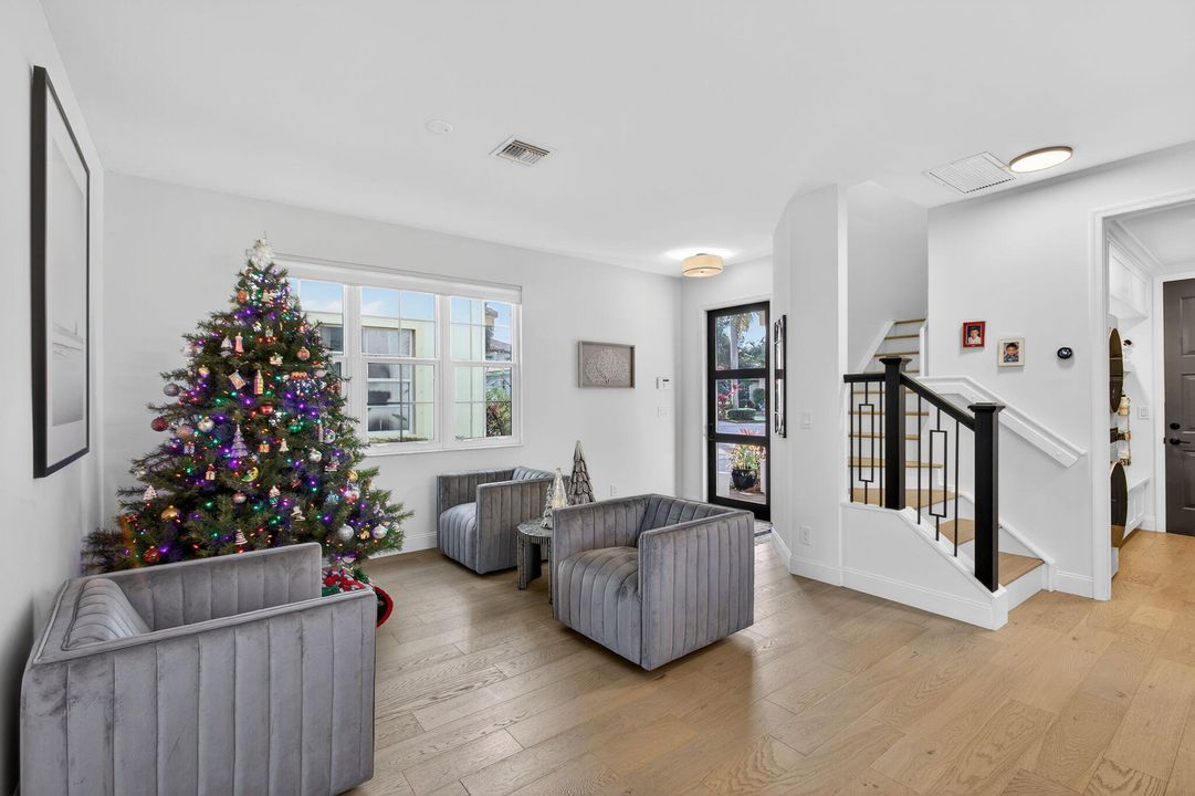 En Venta: $998,000 (3 camas, 2 baños, 2027 Pies cuadrados)