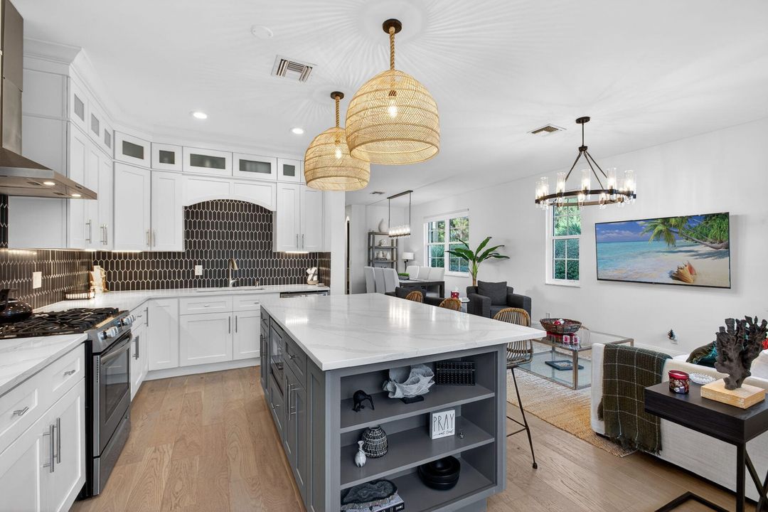 En Venta: $998,000 (3 camas, 2 baños, 2027 Pies cuadrados)