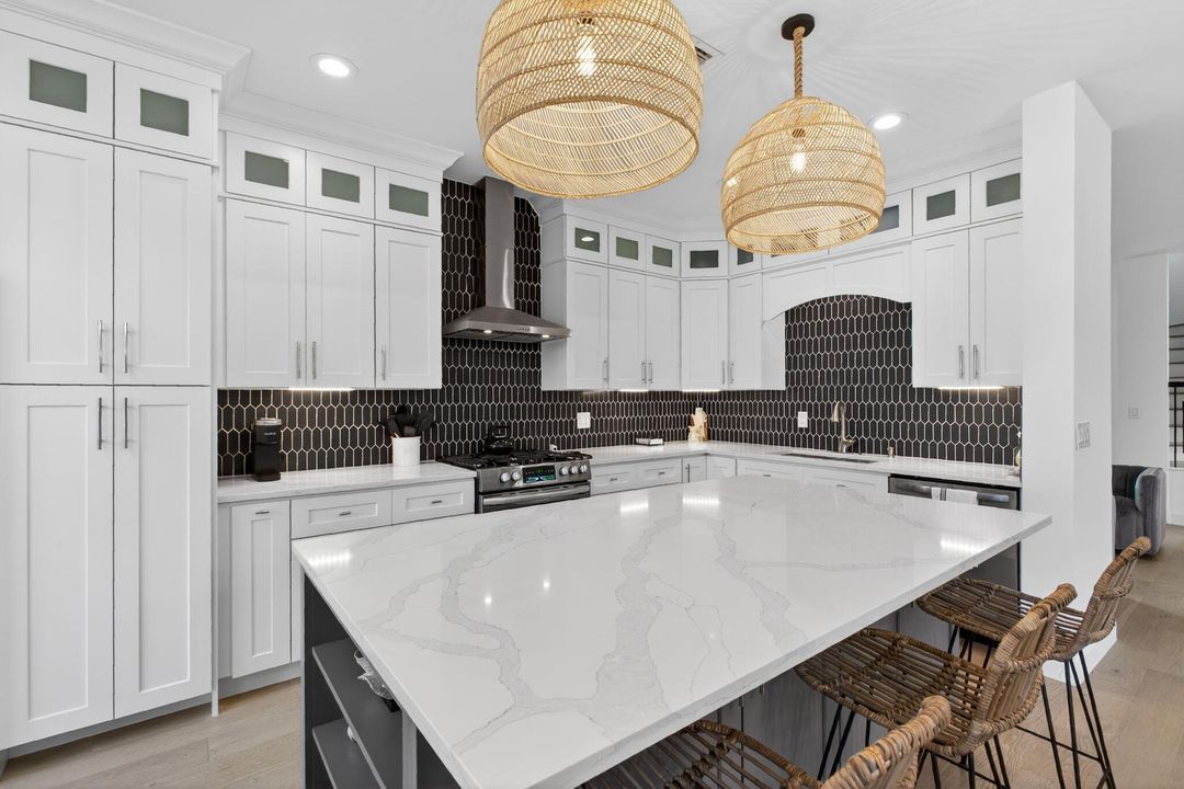 En Venta: $998,000 (3 camas, 2 baños, 2027 Pies cuadrados)