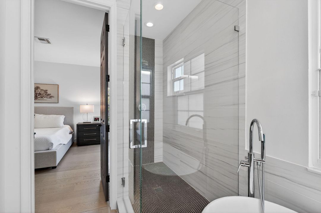 En Venta: $998,000 (3 camas, 2 baños, 2027 Pies cuadrados)