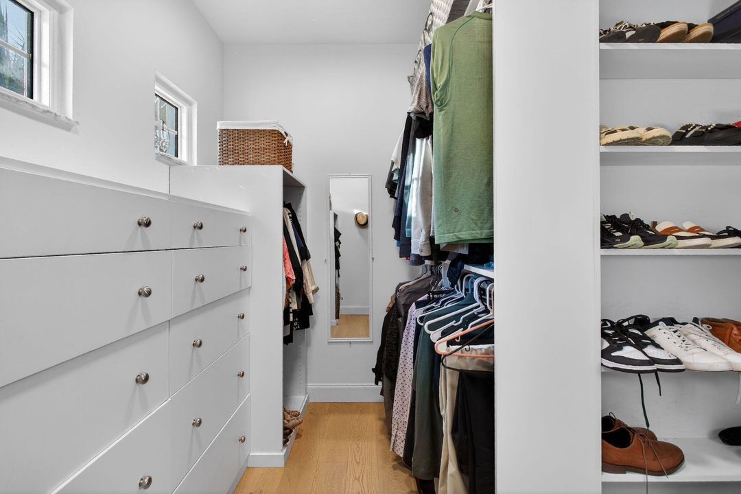 En Venta: $998,000 (3 camas, 2 baños, 2027 Pies cuadrados)