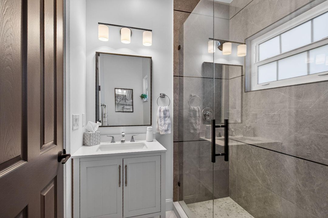 En Venta: $998,000 (3 camas, 2 baños, 2027 Pies cuadrados)