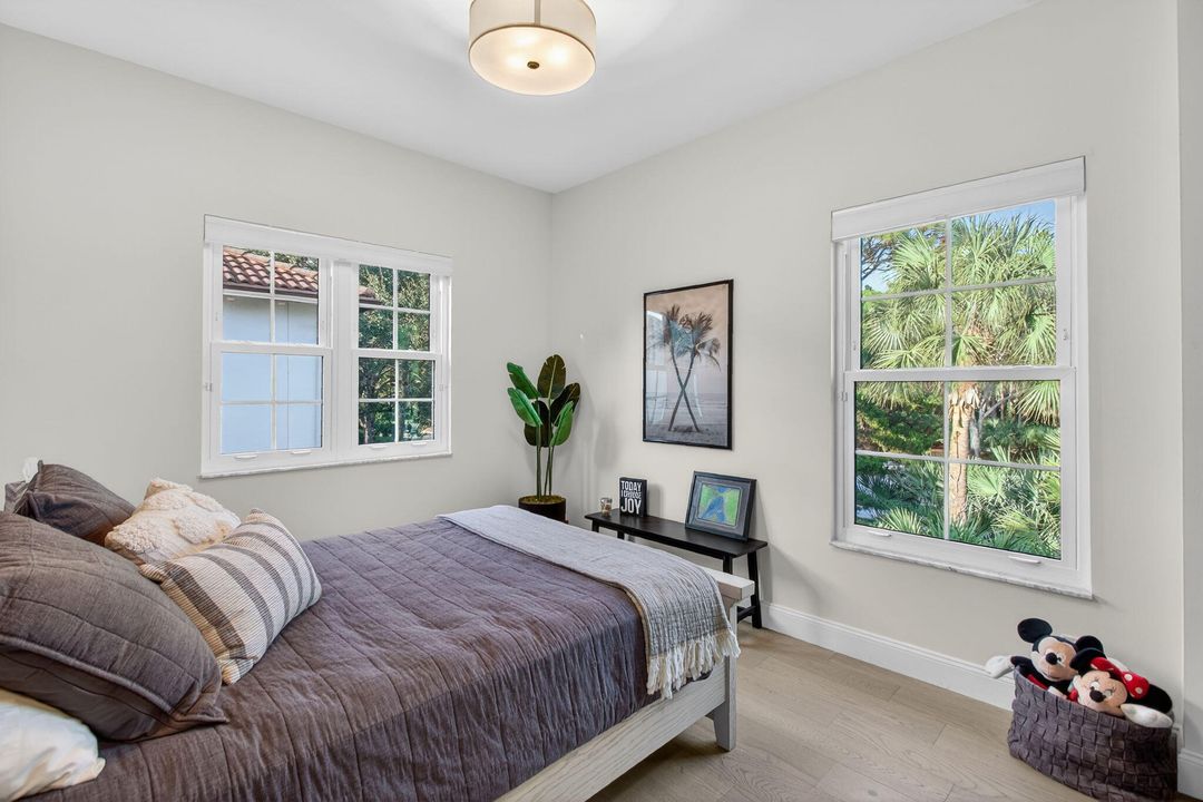 En Venta: $998,000 (3 camas, 2 baños, 2027 Pies cuadrados)